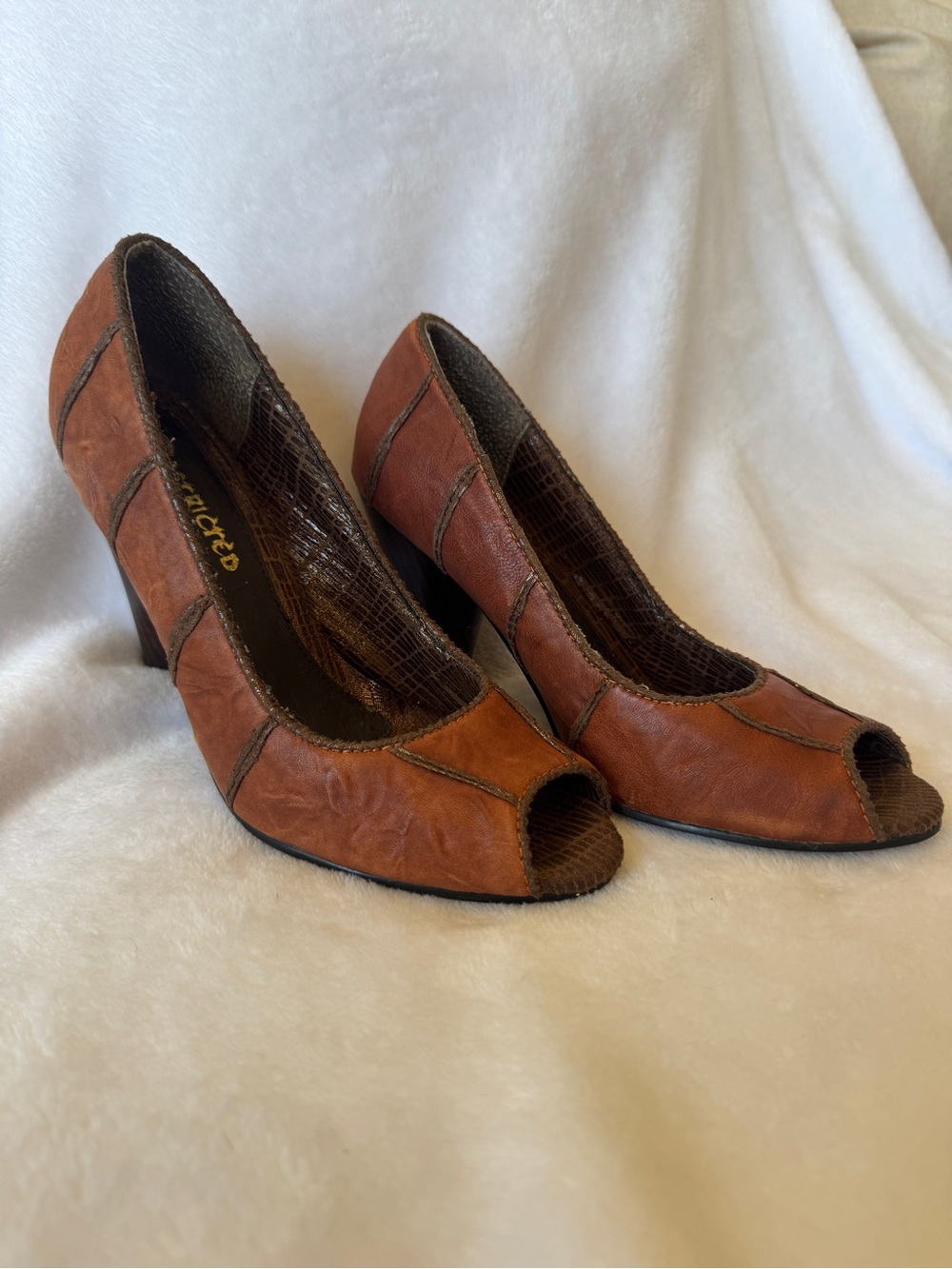 Restricted Peep-Toe Leather Pumps in cognac